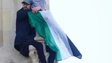 Bawa Bendera Palestina, Pria Hal ini Panjat juga Nangkring dalam area Menara Big Ben London
