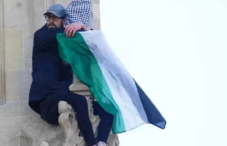 Bawa Bendera Palestina, Pria Hal ini Panjat juga Nangkring dalam area Menara Big Ben London