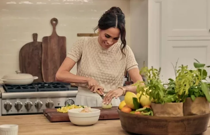 Gaya Busana Mewah Meghan Markle dalam pada Acara Masak Netflix, Kenakan Busana Puluhan Juta