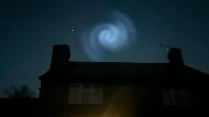 Lingkaran Misterius Terlihat Berputar-putar pada tempat Langit Inggris