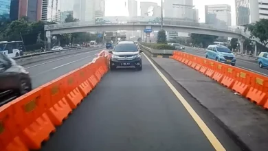Viral Honda BR-V Oleng di dalam di Jalur Contra Flow, Bikin Mobil Lain Hantam Water Barrier