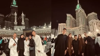 Mengharukan! Momen Rizky Ridho Berangkatkan Umrah Orang Tua juga Keluarga