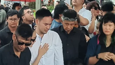 Pemakaman Ray Sahetapy Diselimuti Suasana Haru, Tangis Keluarga Tak Terbendung