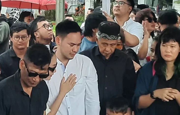 Pemakaman Ray Sahetapy Diselimuti Suasana Haru, Tangis Keluarga Tak Terbendung